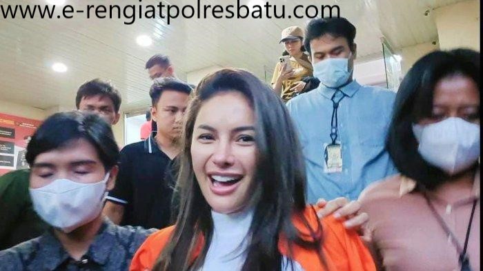 Berita Selebritis Terpopuler dan Terbaru Yang Menghebohkan Media Sosial